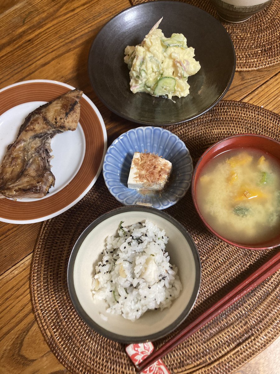 goma_0906's tweet photo. 8/12の晩ごはん

・ブリかま焼き
・ポテトサラダ
・冷奴
・南瓜とおくらのお味噌汁
・じゃがいもと紫蘇、黒ごまの炊き込みごはん https://t.co/iJ6Xdt39HW