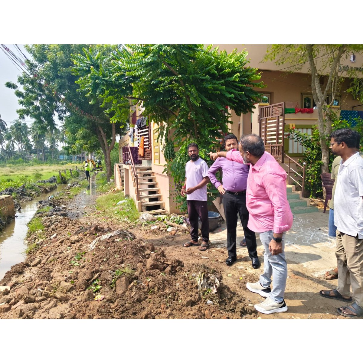 elurumc's tweet photo. JC 'MJ.Abhishek Gowda' sir and Commissioner 'A. Bhanu Pratap' sir inspected the rain-stagnated areas at Balaji Nagar,Chataparru Road.The officials are taking prompt action to deliver a permanent solution to long-standing waterlogging issue faced by residents during heavy rains. https://t.co/i5W4JDvBnl