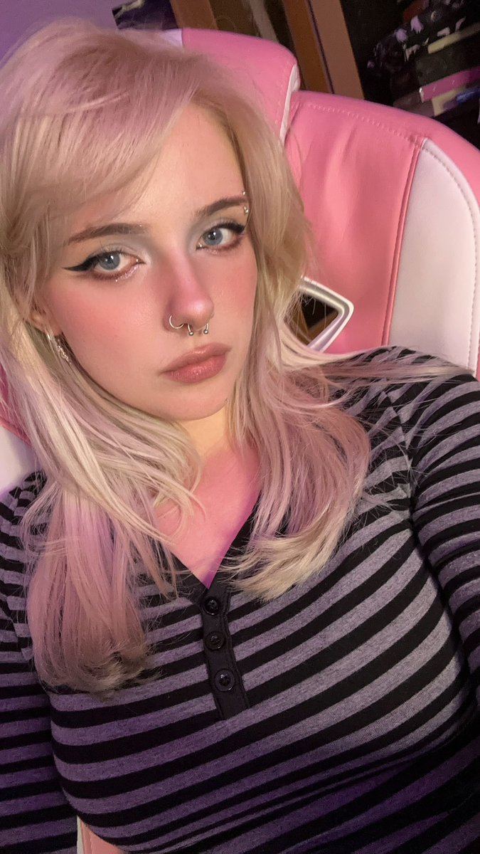 erdbeermilcher's tweet photo. Ansatz ist wieder blond 🖤 https://t.co/ts4D9VGZs2