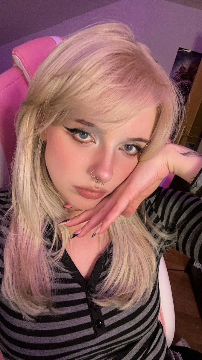 erdbeermilcher's tweet photo. Ansatz ist wieder blond 🖤 https://t.co/ts4D9VGZs2