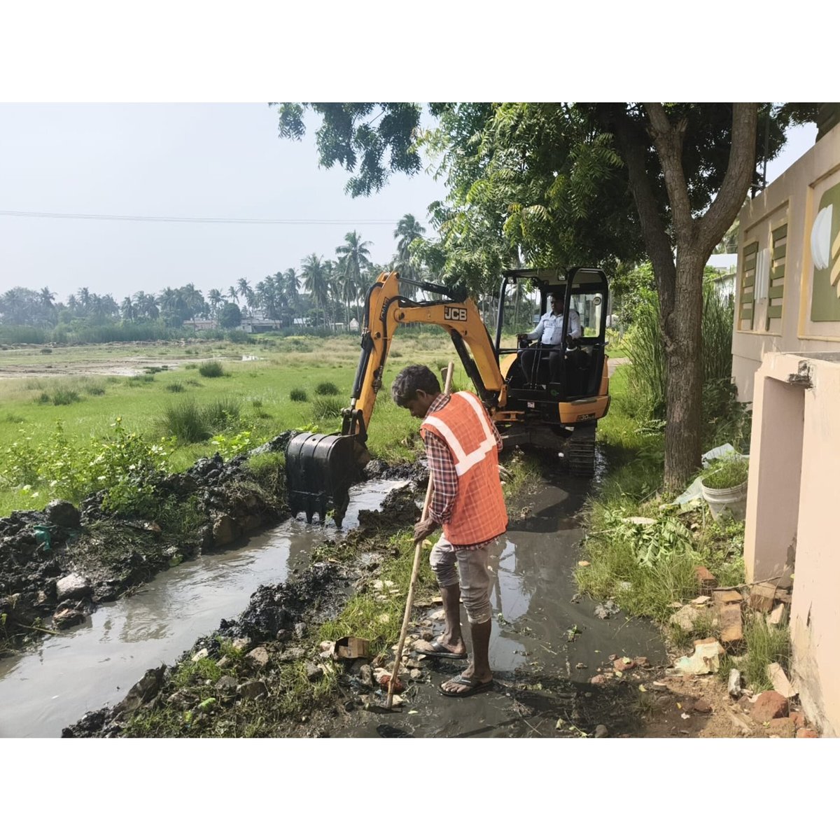 elurumc's tweet photo. JC 'MJ.Abhishek Gowda' sir and Commissioner 'A. Bhanu Pratap' sir inspected the rain-stagnated areas at Balaji Nagar,Chataparru Road.The officials are taking prompt action to deliver a permanent solution to long-standing waterlogging issue faced by residents during heavy rains. https://t.co/i5W4JDvBnl