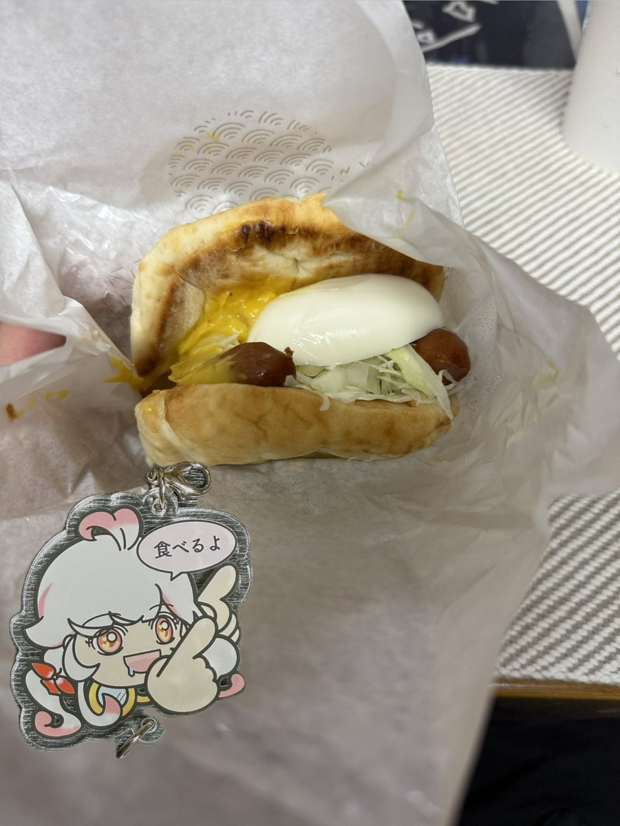 Re1sen1's tweet photo. あんなに雑談で話題に出ちゃあ我慢できねぇ！
モスの月見フォカッチャ！パリパリのソーセージ！
モチモチでチーズも効いて美味しい😋
#八仙花食堂 https://t.co/g92Gr3CGzi