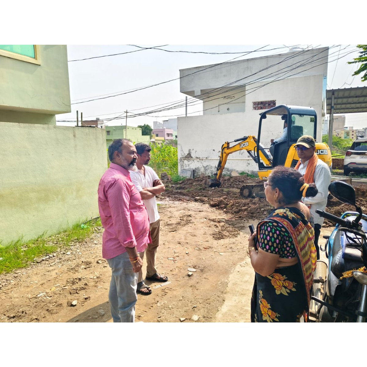 elurumc's tweet photo. JC 'MJ.Abhishek Gowda' sir and Commissioner 'A. Bhanu Pratap' sir inspected the rain-stagnated areas at Balaji Nagar,Chataparru Road.The officials are taking prompt action to deliver a permanent solution to long-standing waterlogging issue faced by residents during heavy rains. https://t.co/i5W4JDvBnl