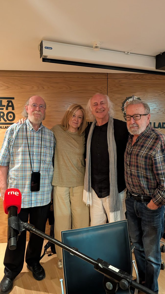NEUDC_RNE's tweet photo. Para terminar el programa de este sábado nos acompañan @joseramonpardo  y Joaquín Díaz, el hombre que tiene la "culpa" de todo lo bueno que sucede aquí en Urueña. "Estoy escribiendo un libro sobre los libros que he escrito". Con esta agradable conversación nos vamos hasta mañana. https://t.co/w0mqYfQzBX
