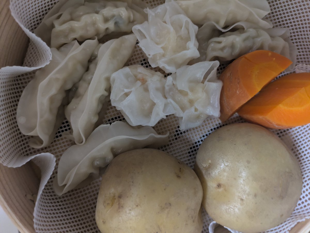 cheapie8's tweet photo. セイロの初使用。
ふっくら仕上がった餃子もウマー。 https://t.co/IpD5s33aF5