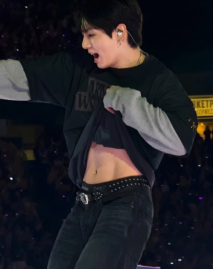 jjkxcll's tweet photo. the waist, my lord🛐 https://t.co/lWuCwBMpao