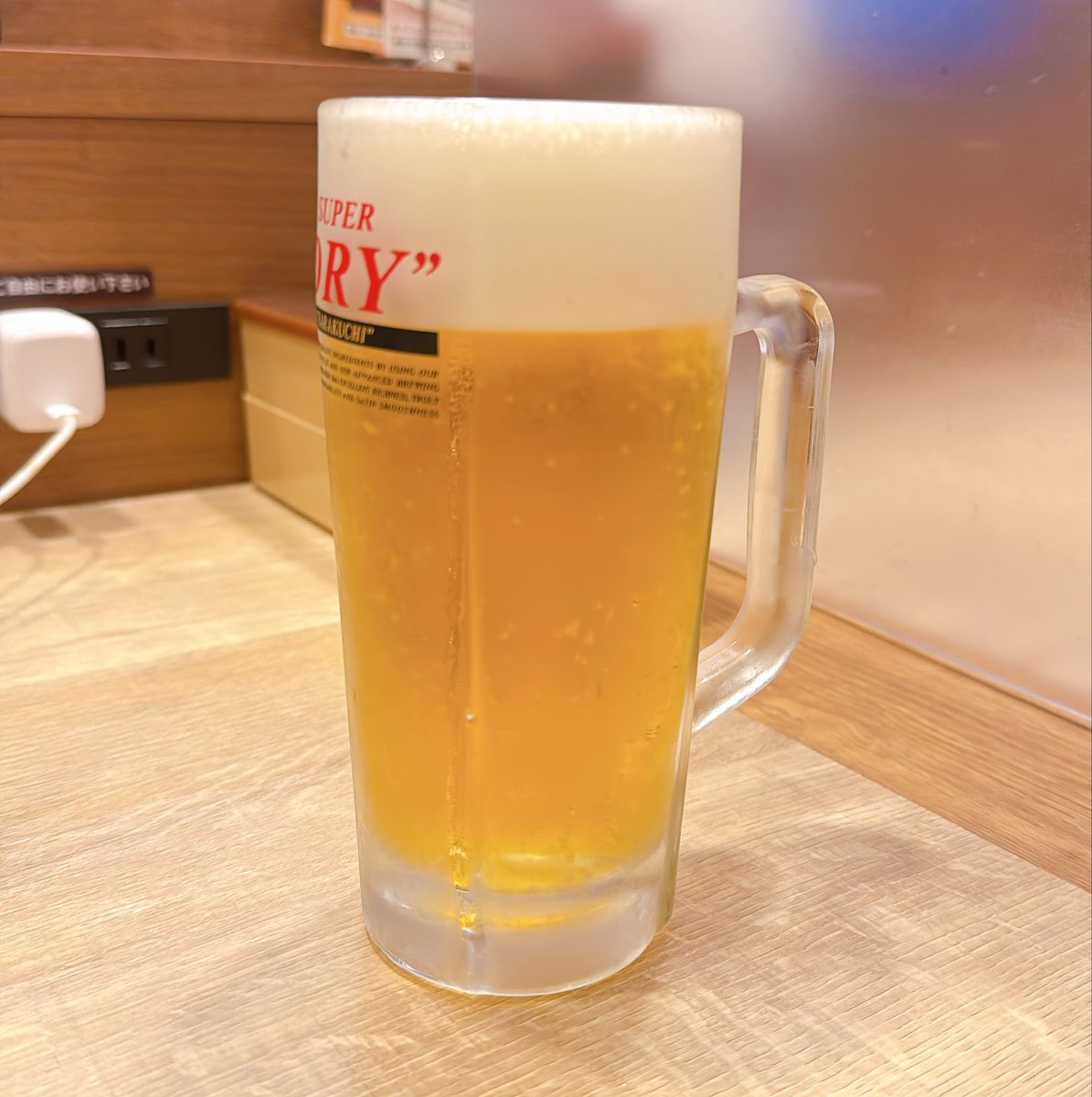 watanukikitapii's tweet photo. 某ファミレスでグラスビール頼んだの。

しばらく待って店員さんがきて

「申し訳ありません、ただいまグラスの数が足りなくて…
ジョッキに入れてきてもいいですか？」

全然いいよーの気持ちで、「ジョッキの半分くらいかなあ」なんて思っていたら

なみなみ届きました。
こういうのは大歓迎です。 https://t.co/YKExAteQPU