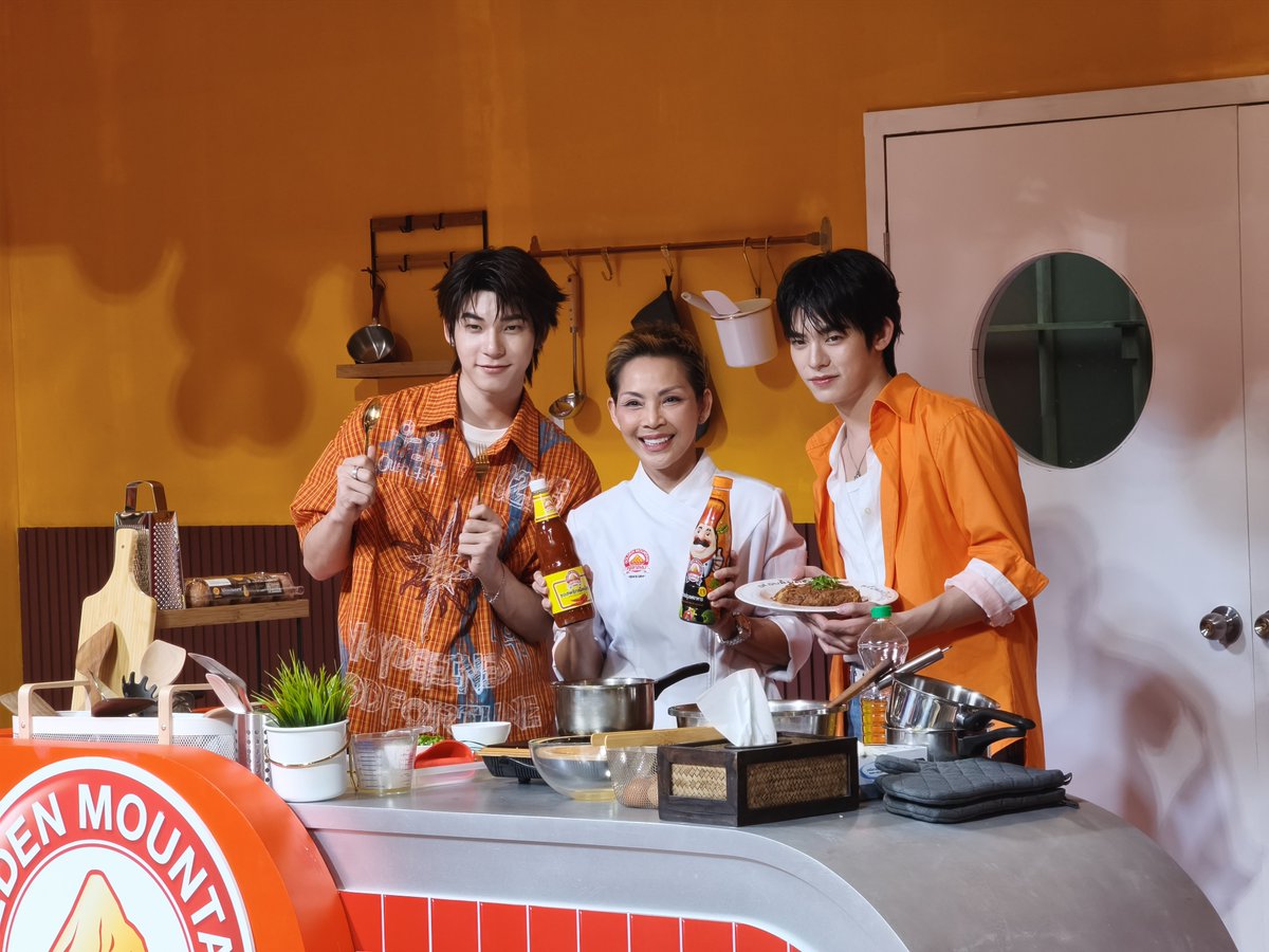 by_Thaitheparos's tweet photo. ไข่เจียวจานนี้อร่อยกลมกล่อมสุดๆไปเลยค่า 🥰 เชฟป้อมมาสอนสูตรไข่เจียวสูตรเด็ด ให้สองหนุ่มตี๋ตี๋ป๋อกันแบบExclusive ❤️ เย็นนี้อย่าลืมกลับบ้านไปทอดไข่เจียวตามตี๋ตี๋ป๋อกันด้วยนะคะ 🎉

#ซอสภูเขาทอง #คู่หูแสนอร่อย #ตี๋ตี๋ป๋อxภูเขาทอง #TeeTeePor https://t.co/ynpF8XIwSm