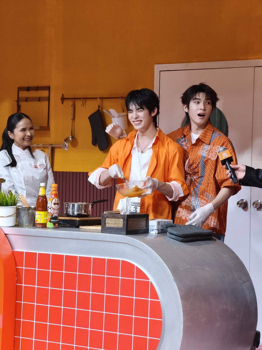 by_Thaitheparos's tweet photo. ไข่เจียวจานนี้อร่อยกลมกล่อมสุดๆไปเลยค่า 🥰 เชฟป้อมมาสอนสูตรไข่เจียวสูตรเด็ด ให้สองหนุ่มตี๋ตี๋ป๋อกันแบบExclusive ❤️ เย็นนี้อย่าลืมกลับบ้านไปทอดไข่เจียวตามตี๋ตี๋ป๋อกันด้วยนะคะ 🎉

#ซอสภูเขาทอง #คู่หูแสนอร่อย #ตี๋ตี๋ป๋อxภูเขาทอง #TeeTeePor https://t.co/ynpF8XIwSm