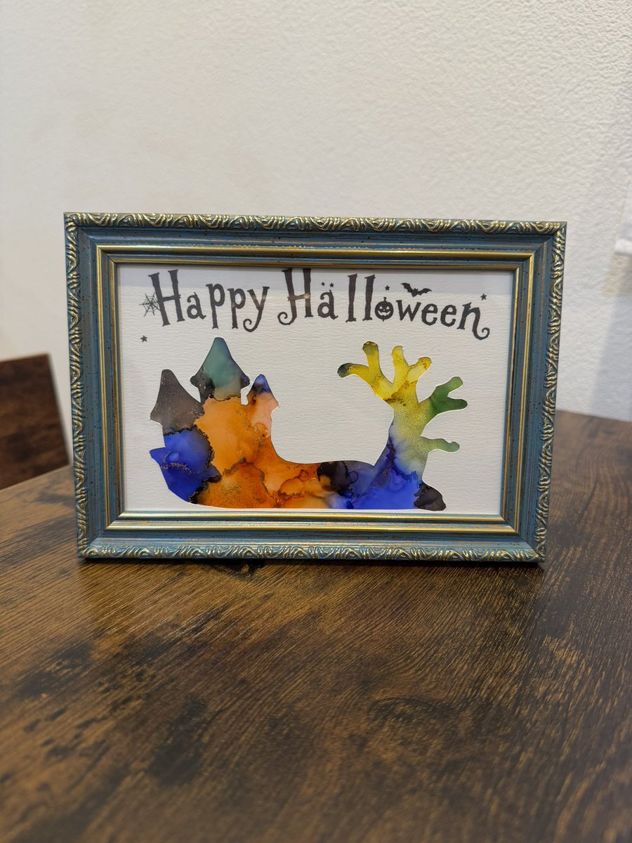soeurs_y_a's tweet photo. インクアートで作るハロウィンのポストカードのワークショップ、ご参加ありがとうございました！
皆さんそれぞれのハロウィンカードができました
ハロウィンぽくダークカラーを意識したり、お好きな色で作ったり
私もいつもは使わない紫のインクを使ってみました😊 https://t.co/lNnP2RCDRz