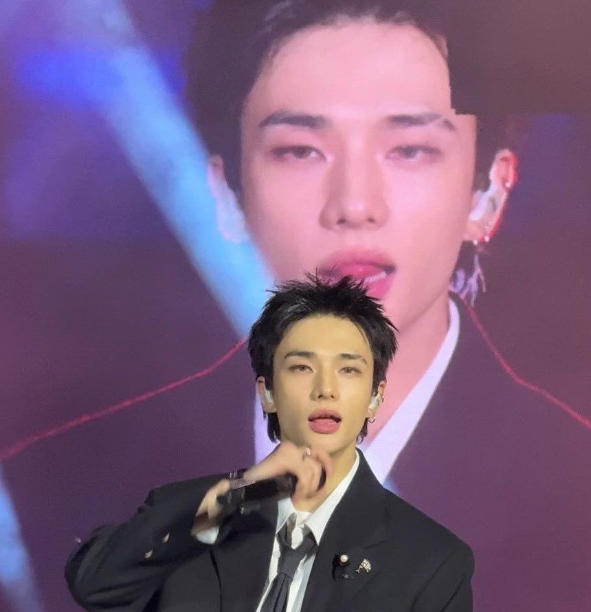 hwanghynjnnie's tweet photo. Behind a successful hyunjin there is only hyunjin himself https://t.co/Y6ktiVPLGA