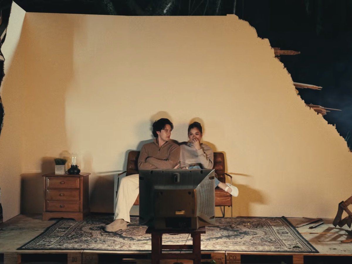 BiniAiahOFC's tweet photo. Thank you for having Aiah as your MV muse, @tellemjaye! 🖤 Aiah’s 2nd MV feature ⭐️

AIAH CAUGHT YOUR ATTENTION
#BINIAiahxJamesReid #BINI_Aiah https://t.co/n56Dg26suE