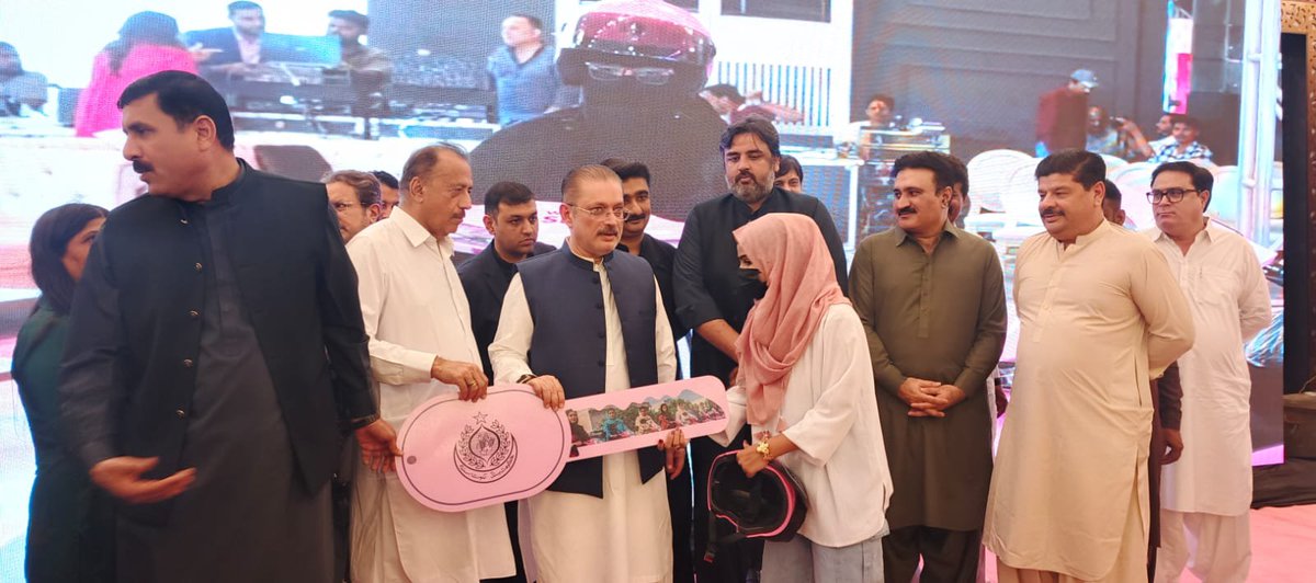 FaizullahK64113's tweet photo. میرپورخاص کی باہمت خواتین کے لیے مفت پنک اسکوٹیز—تعلیم، روزگار اور روزمرہ زندگی میں آسان نقل و حرکت کی طرف ایک عملی قدم۔ خواتین کو بااختیار بنانے کا سفر جاری رہے گا۔
#FreePinkScootyMirpurkhas https://t.co/Mc2OPgsTkW