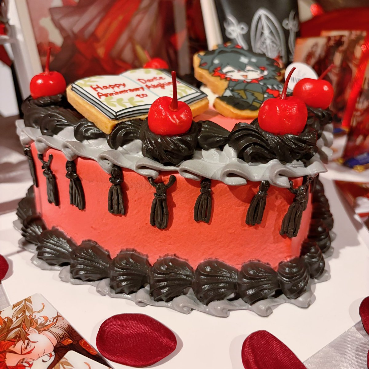 enikanidancing's tweet photo. 私もオーダーケーキの自慢したい！
←完成型　オーダー表→
予算内に収まるようにベースのチェック柄は無くしたりアイシングクッキーも再現度を高くするためにSDを描き直してとっっても可愛い仕上がりにしていただきました♡
こだわりは側面の3連タッセル🫶 https://t.co/FF4daysFUX