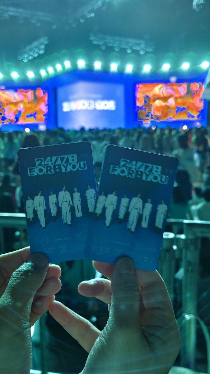 Kimchamod's tweet photo. row A ready for TWS พร้อมล่ะ  ตื่นเต้น @MustBMW
#247FORYOU_IN_BANGKOK https://t.co/fpXoEuK4mz