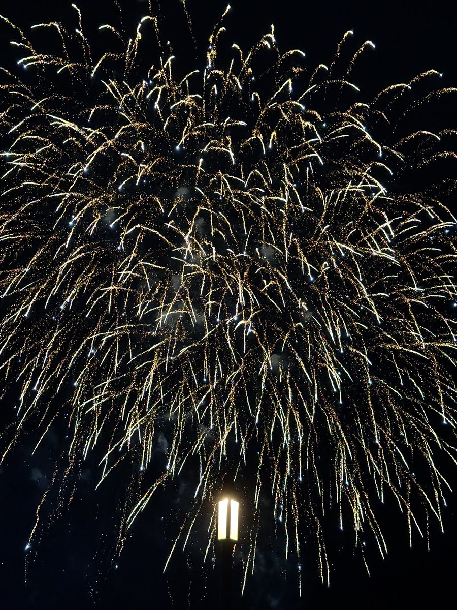Momogururi's tweet photo. 萬代橋渡ってたらいきなり花火が上がってびっくりした。 https://t.co/zsG5H5n6OM