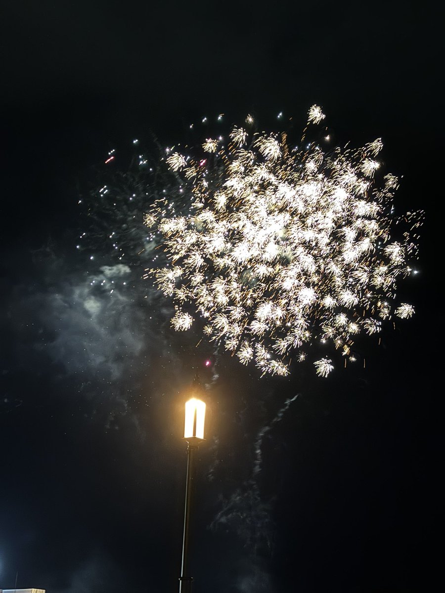 Momogururi's tweet photo. 萬代橋渡ってたらいきなり花火が上がってびっくりした。 https://t.co/zsG5H5n6OM