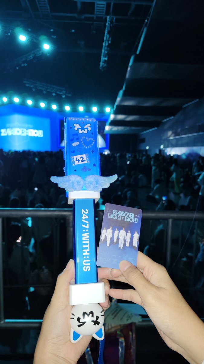Kimchamod's tweet photo. row A ready for TWS พร้อมล่ะ  ตื่นเต้น @MustBMW
#247FORYOU_IN_BANGKOK https://t.co/fpXoEuK4mz