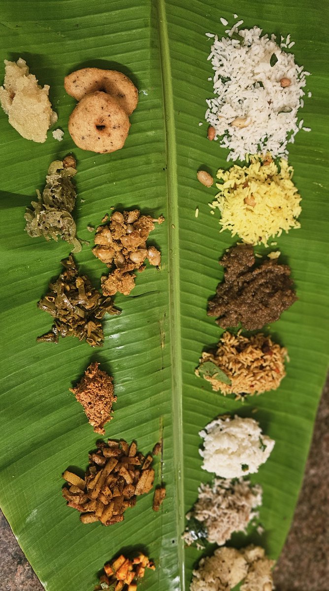 PrakashRaghav's tweet photo. #Govinda ..govindaaa..🙏
#SouthIndian #Tamilnadu #Food #rice #Bananaleaf #Meal #Lunch #Indian #Vadai #Tamil https://t.co/BuiXAHvcbB