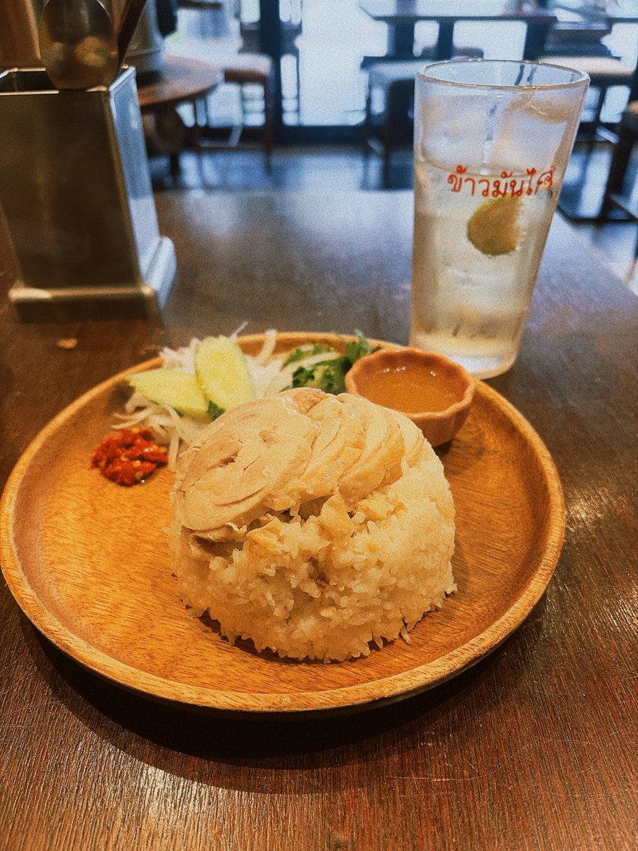 jupdrsi's tweet photo. カオマンガイ鶏肉しっとりでおいしすぎた！一杯だけいただいちゃった🍻タイ料理飲みしたい。 https://t.co/LnCqrPrAma