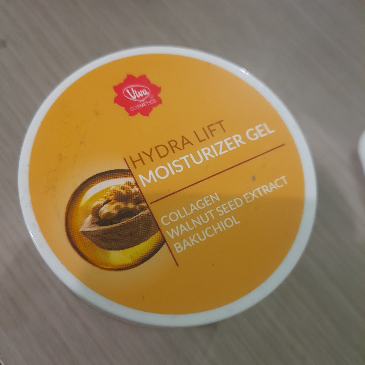 bookned's tweet photo. Alhamdulillah akhirnya nemu moisturizer yang cocok.

Jujur muka aku tuh sensitif banget, jadi kalo pake moisturizer setelahnya muncul kayak jerawat kecill bagett......

Trus nyoba iseng pake moisturizer viva punya ibu, setelah pake seminggu lebih ternyata cocok 😍🫶 https://t.co/jmX6kWTOe4