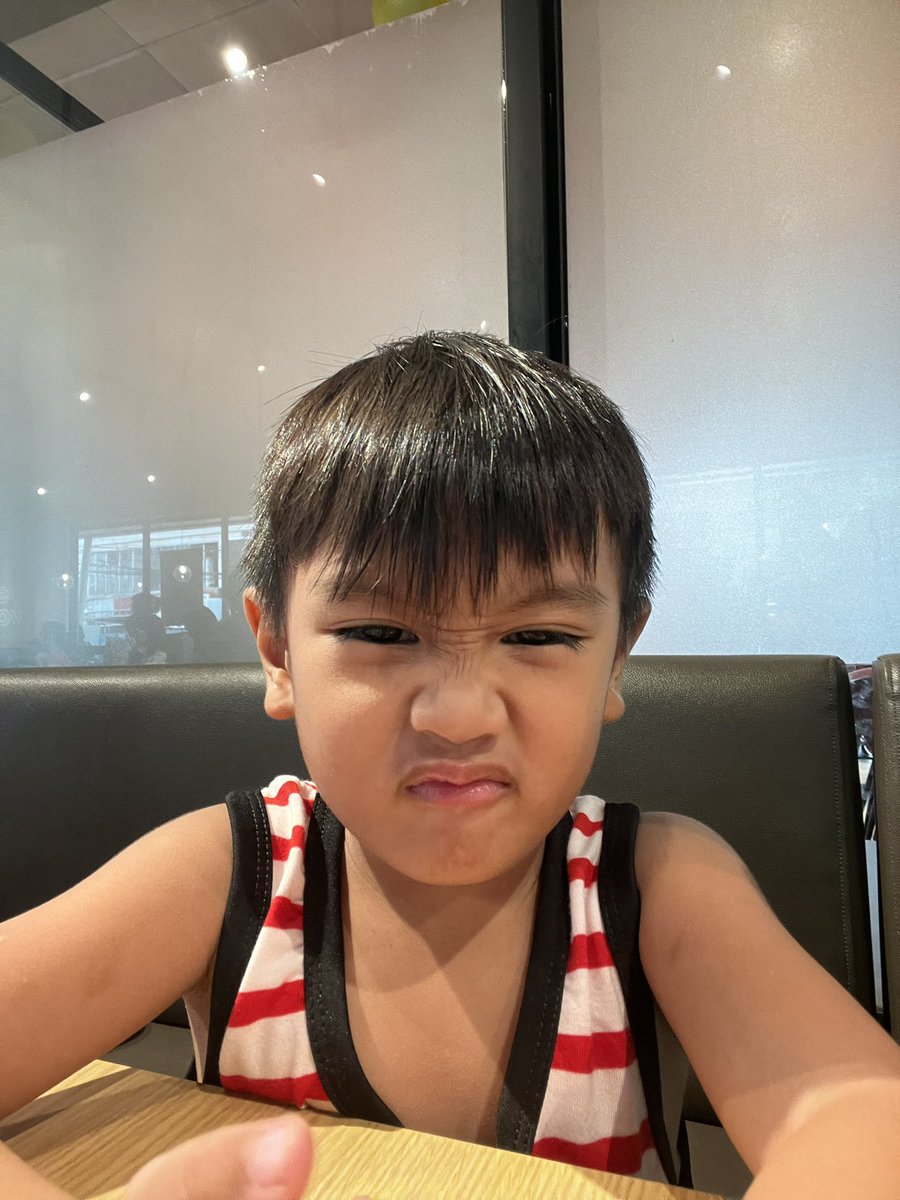 08_02X's tweet photo. pinilit lumaboy kahit pilay, bubuhatin naman daw niya si nanay https://t.co/UtF85APsW3