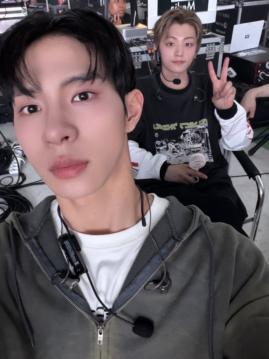 loafjunhyeon's tweet photo. keonhee understands us damn well https://t.co/cyZv8Ybgix