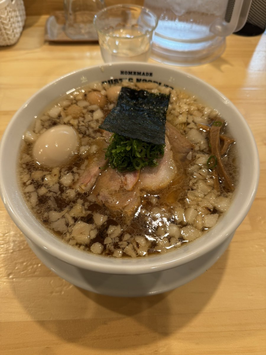 sikth0728's tweet photo. 久しぶりに愛宕のRUSTIC NOODLESまで遠征
醤油の旨味ソバswallow1口目から美味すぎて昇天した
チャー丼も香味ネギ和え玉も美味すぎて無事腹パンです！ https://t.co/jbXgsV4yh4