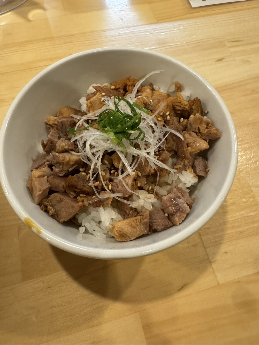sikth0728's tweet photo. 久しぶりに愛宕のRUSTIC NOODLESまで遠征
醤油の旨味ソバswallow1口目から美味すぎて昇天した
チャー丼も香味ネギ和え玉も美味すぎて無事腹パンです！ https://t.co/jbXgsV4yh4