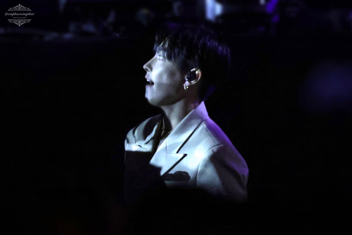 emphasizingthat's tweet photo. 260919 TMA

무대 뒤에서조차 1초도 방심하지 않는 캡틴

#ATEEZ #에이티즈 #HONGJOONG #홍중 https://t.co/RZQnCd3rvO