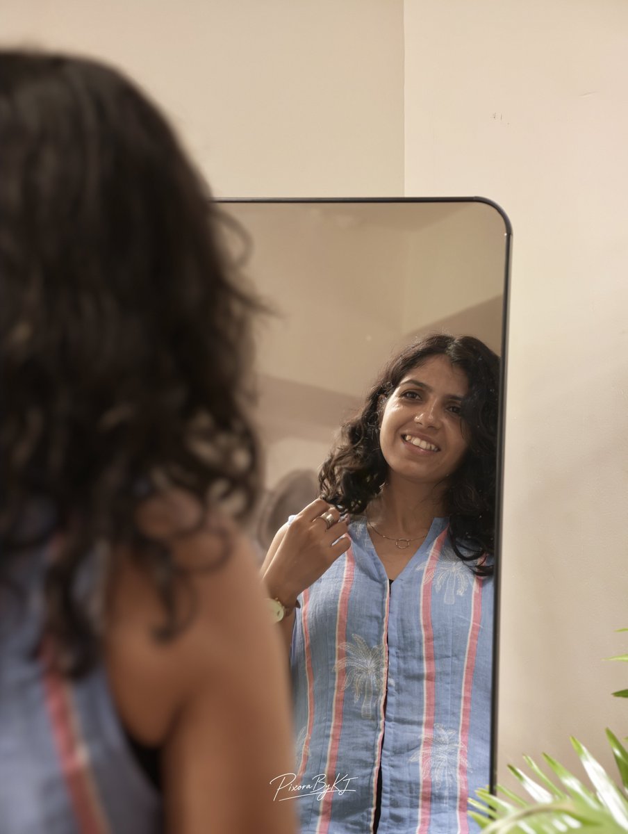 PixoraByKJ's tweet photo. A little Confidence, A little Sunshine &amp; A Smile that does the Rest. 🌿✨

#PixoraByKJ 
#ShotOnSnapdragon 
#ShotOnVivo 
#PortraitPhotography 
#MirrorMood 

@Snapdragon @Snapdragon_IN 
@ZEISSLenses 
@Vivo_GLOBAL @Vivo_India https://t.co/dedqpQv6F4