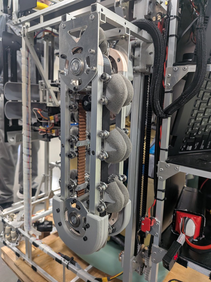 mutekiki105's tweet photo. 製作した機構について説明します。
1つ目は、バケツ回収です。
ベルトに爪をつけて回転し、バケツの縁を沿わせて雑巾をバケツ外に排出します。
爪のガイドレールには、ベアリングを多数使用しています。
大会では動かすことは1度もなかったです...
#高専ロボコン https://t.co/xKZTLsCTWv