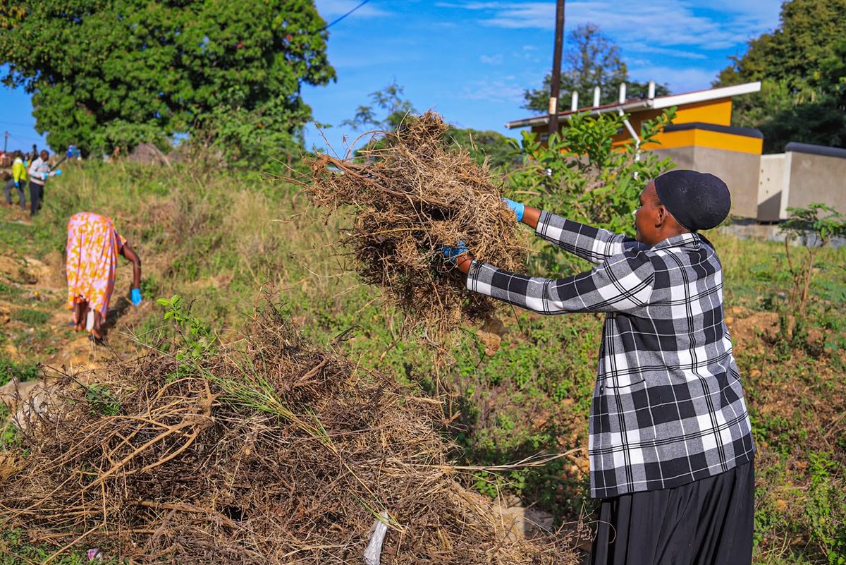 PNyamutoro's tweet photo. National Cleaning Day with my people of Nyaravur Angal town council. 

A clean environment is everyone's responsibility. https://t.co/OgORQC5OeM