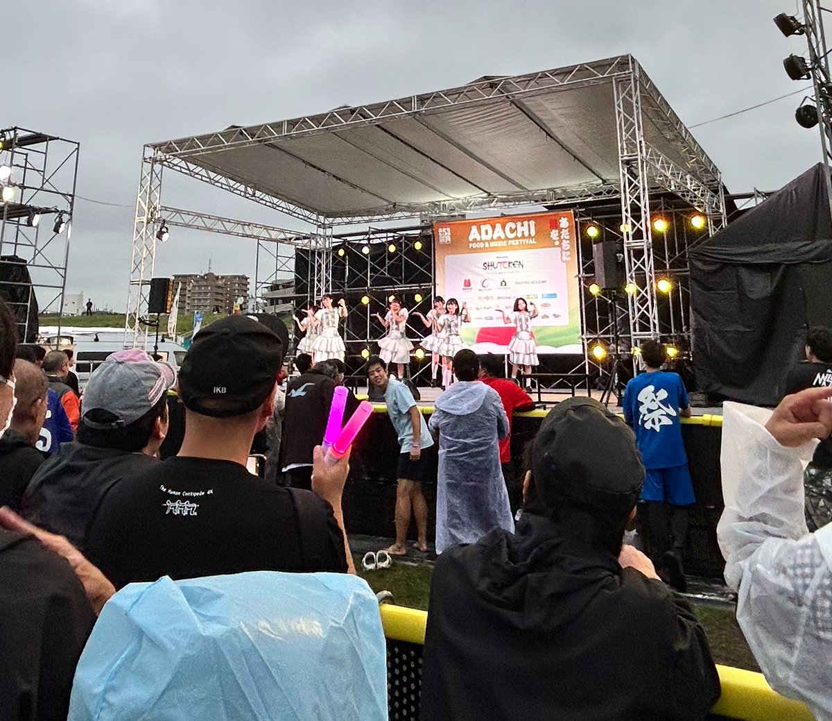 ACHIKINO_PLASTA's tweet photo. 虹の広場は100回以上も行った
いわばアチキの庭なので
あだち食と音楽の祭典に行ってきました
泥まみれで3万円の靴が死んだけど
ボッチでも楽しかった
こみっきゅおん！ってグループが良かった
#あだち食と音楽の祭典
#こみっきゅおん https://t.co/E26HF7Pp8B