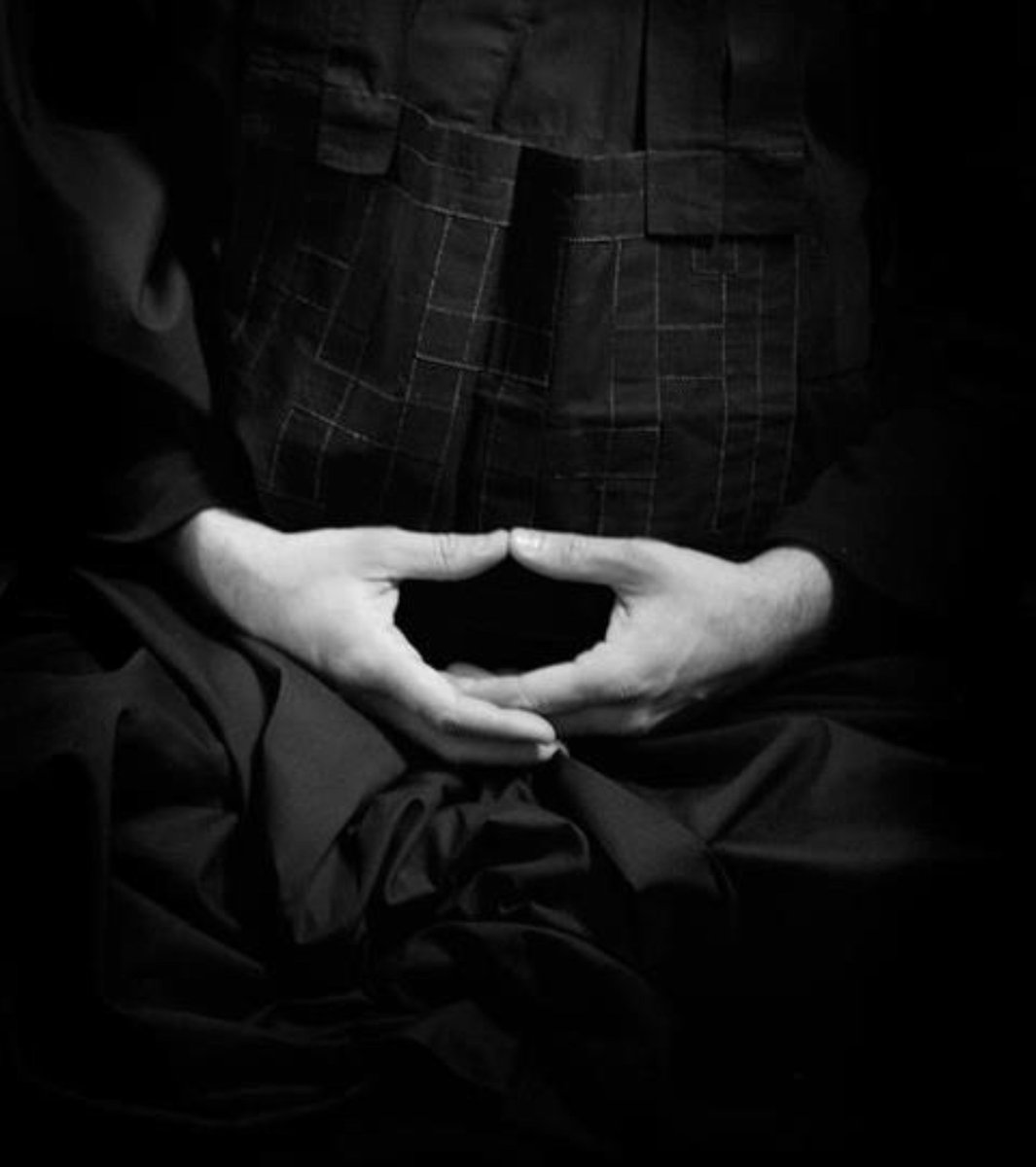 Zenm001's tweet photo. Once you realize that all comes from within, that the world in which you live is not projected onto you, but by you,

Your fears comes to an end.

-Nisargadatta Maharaj https://t.co/8oX5nlOirS