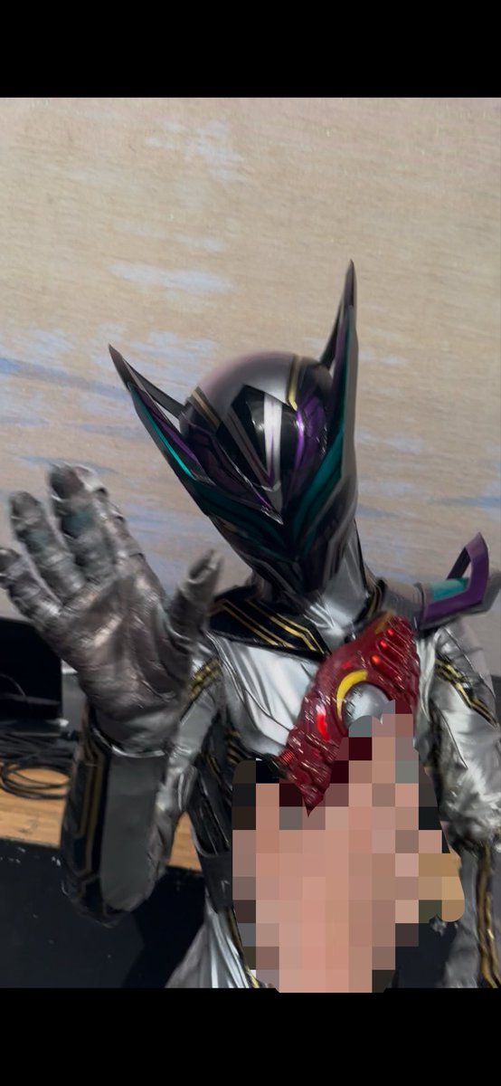 zno_65's tweet photo. ゼッツFSハイタッチ会
レディ様にはハイタッチではなく、手を取られ包み込まれるというとんでもファンサをいただいてしまいました ジークのぬいぐるみ持ってジークのネイルしてたのにねこのオタク ありがとう(成仏) https://t.co/R5hqFlIgk6