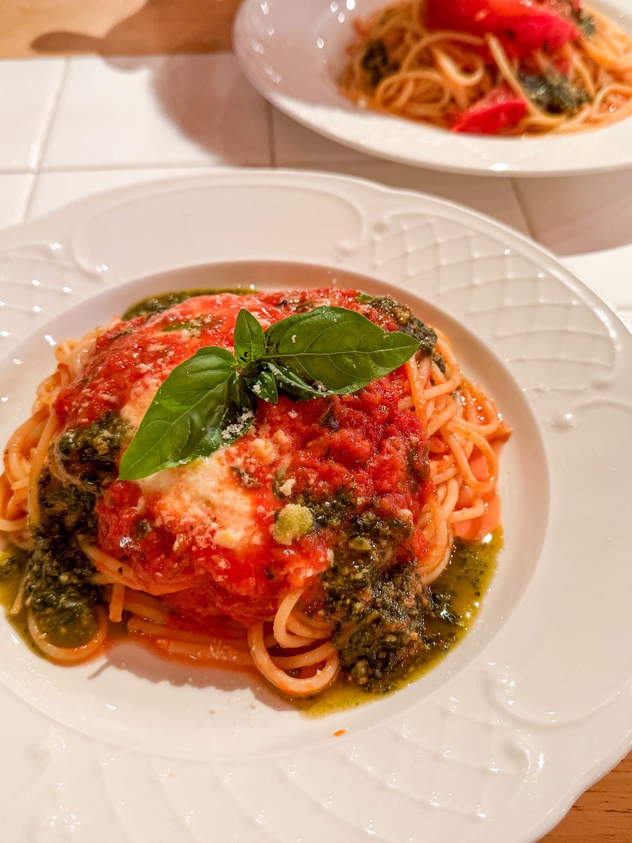 n1212in's tweet photo. 鹿角のスウィートバジルで季節限定のカプレーゼパスタとフレッシュトマトのパスタ🍝 https://t.co/13EhlrTo9O