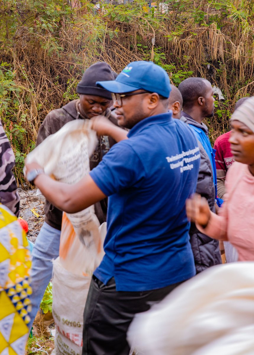 GenderMonitorRw's tweet photo. Umugenzuzi Mukuru w'Uburinganire @UmutoniNadine na Minisitiri wa @RwandaGender @U_Consolee  bifatanyije n'ubuyobozi bwa @RwandaNorth mu muganda rusange wabereye mu Murenge wa Muhoza , Akagari ka Kigombe  muri @MusanzeDistrict. Uyu muganda wibanze ku bungabunga umugezi wa Rwebeya https://t.co/kSfLHcEmLr