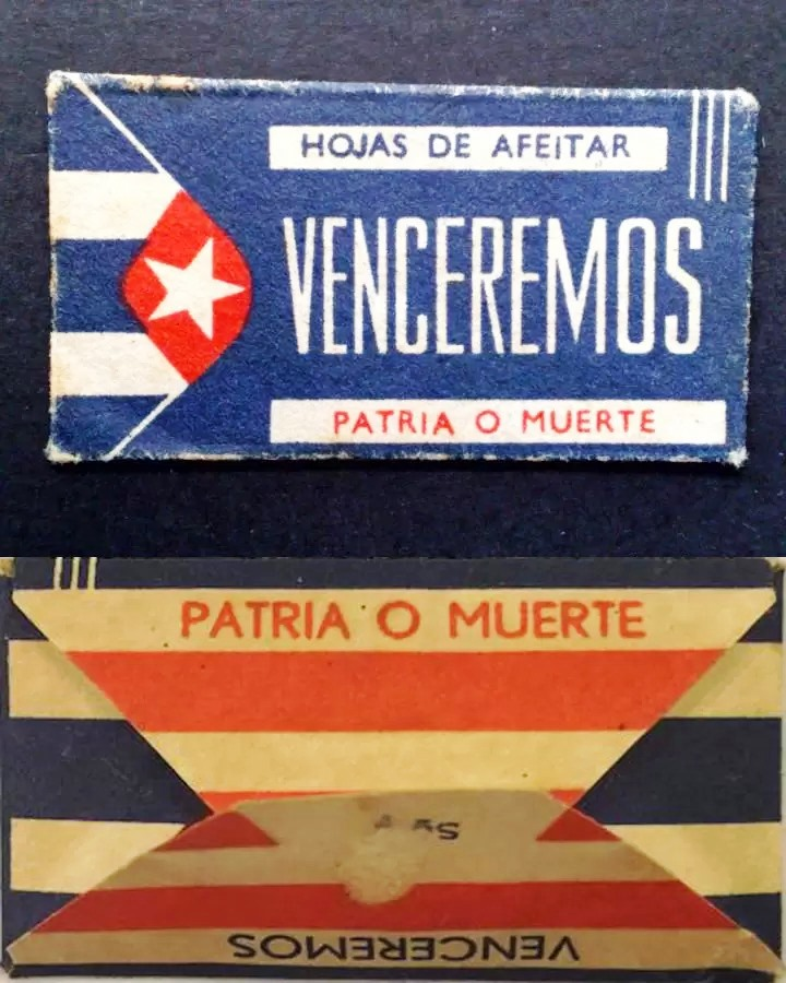 CubaOrtografia's tweet photo. Cuchillas Venceremos
#CápsulasFactuales

Antes de 1959, el cubano se afeitaba con Gillette. Después el castrismo sustituyó la hoja que cortaba por una consigna impresa. Encargó en Checoslovaquia el paquete azul con la estrella, el letrero «HOJAS DE AFEITAR VENCEREMOS» y, abajo, «PATRIA O MUERTE». La frase nació el 5 de marzo de 1960 en el sepelio de las víctimas de La Coubre. El 7 de junio de 1960, Fidel la remató con «Venceremos» delante de los trabajadores de barberías y peluquerías. El régimen la estampó en el acero que debía pasar por la cara.

La escasez ya era pública en los 60. El Código de Defensa Socialista de 1961 prohibió la venta callejera de quince artículos y puso las cuchillas en la lista junto al jabón, la pasta y el papel sanitario. Se vendían por la libreta industrial. Llegaron también la Astra checa, la Sputnik soviética y la Neva, que el pueblo bautizó «lágrimas de hombre». El periodista polaco K. S. Karol, que recorrió La Habana en 1967 para el libro Guerrillas in Power, escribió que con las hojas «revisionistas» no hacía falta crema porque bastaban las lágrimas. El periodista norteamericano José Yglesias, que ese mismo decenio vivió en un pueblo de la isla, vio a hombres pedirle una sola Gillette de contrabando y guardar el paquete de cinco «hasta Navidad».

Manuel Somoza, autor de Crónica desde las entrañas, recuerda que afeitarse se volvió un tormento y que la barba creció menos por romanticismo que por filo podrido. Los parientes del exilio metían una, dos o cuatro Gillette pegadas dentro de las cartas que daban la vuelta al mundo para entrar en La Habana. Las hojas usadas no se botaban. Las abuelas las guardaban en el escaparate para zafar costuras y los escolares las usaban para sacar punta a los lápices. Después de 1991, con la URSS hundida, el afeitado empeoró otra vez hasta que en 1993 el régimen legalizó el dólar y las tiendas en divisas devolvieron, a precio de privilegio, lo que la libreta de racionamiento nunca dio.

El paquete Venceremos no afeitaba. Afilaba la consigna idiota contra la piel. Quien se cortaba no vencía. Sangraba con la misma frase que el tirano gritaba al final de cada mitin. ¿Venceremos? ¿A quién? ¿Contra quién hemos estado peleando?
