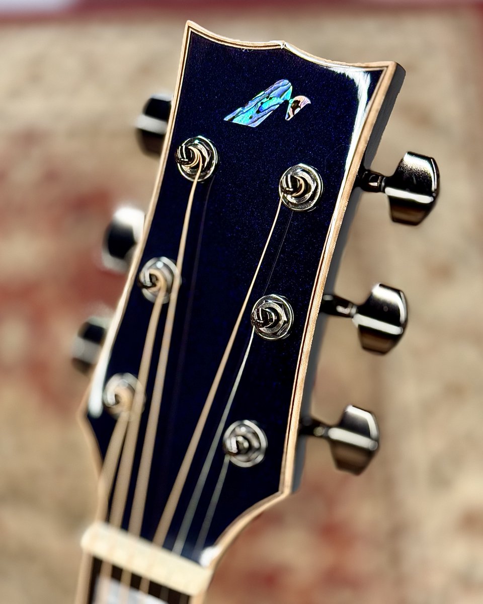 gclubshibuya's tweet photo. #Morris G-18の夜空の感じを皆様にお届けするべく、頑張って色々撮ってみました🌌📸
これめちゃめちゃ綺麗じゃないですか??🤔
まずMidnight Oceanっていうカラーの名前がかっこいいし、音良いし、エレアコだし、弾きやすいし、良いとこだらけの #アコギ です💙
#アコースティックギター
#弾き語り https://t.co/z4kvu2QXK0