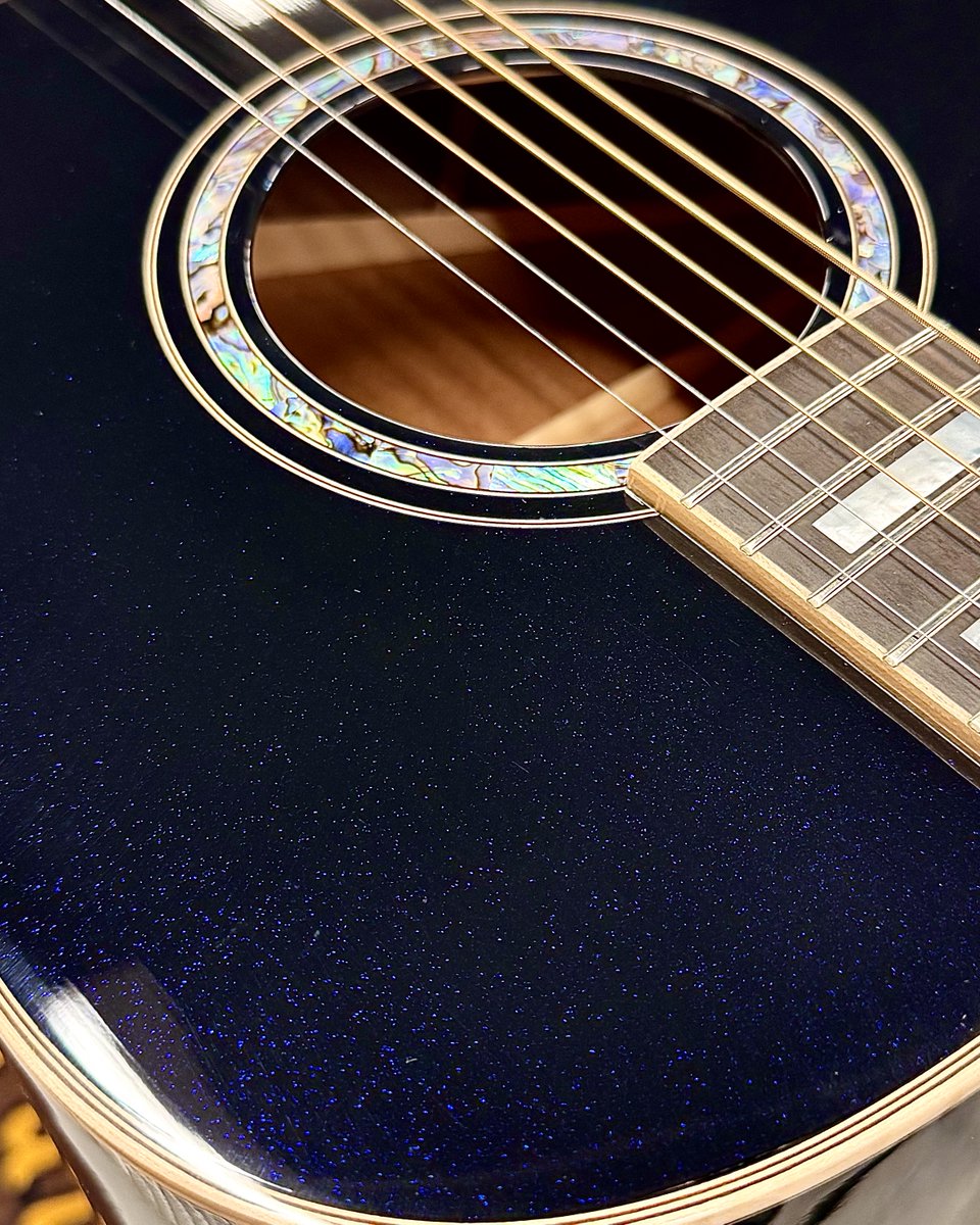gclubshibuya's tweet photo. #Morris G-18の夜空の感じを皆様にお届けするべく、頑張って色々撮ってみました🌌📸
これめちゃめちゃ綺麗じゃないですか??🤔
まずMidnight Oceanっていうカラーの名前がかっこいいし、音良いし、エレアコだし、弾きやすいし、良いとこだらけの #アコギ です💙
#アコースティックギター
#弾き語り https://t.co/z4kvu2QXK0