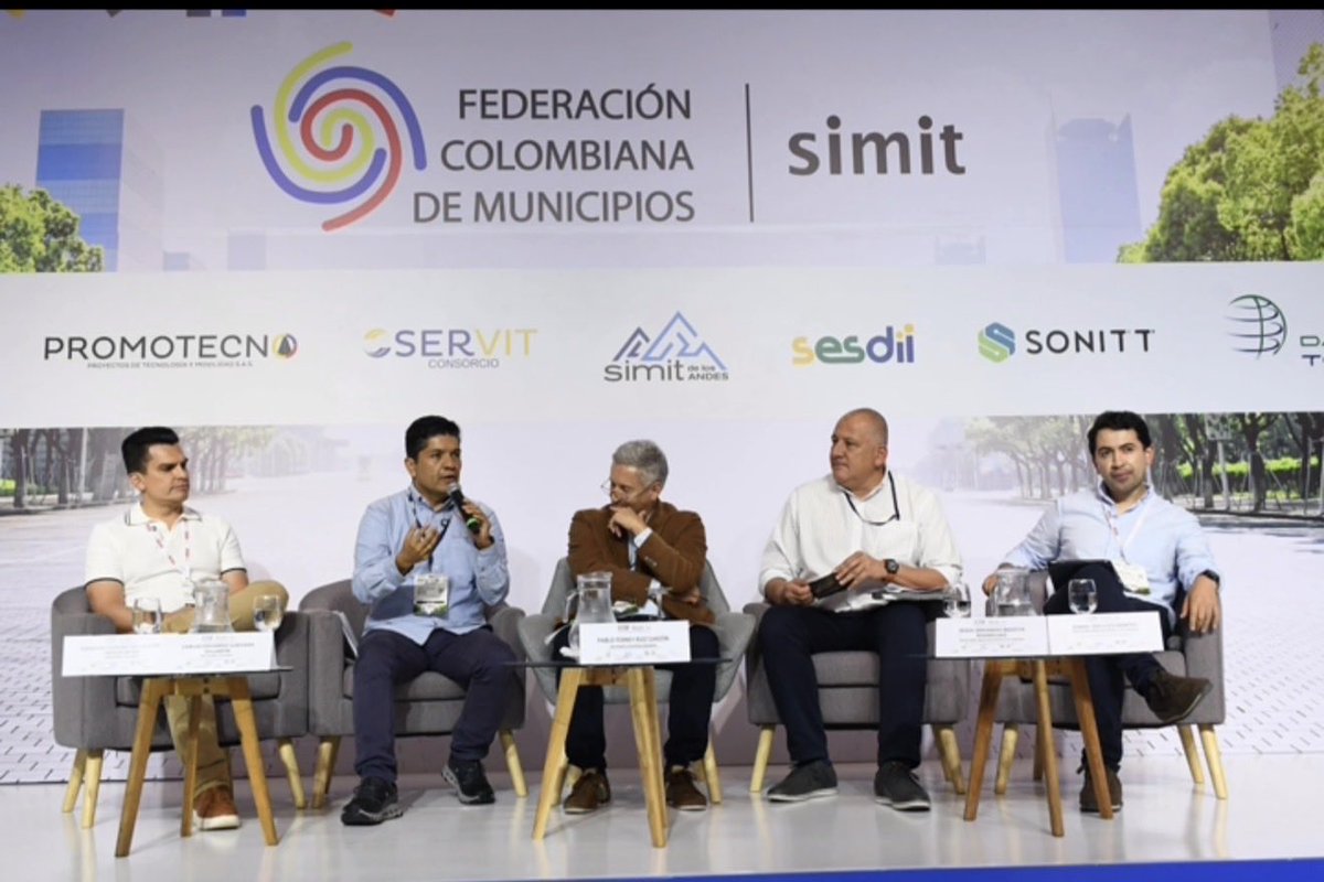carlos_guevara's tweet photo. Urgente corregir en un nuevo Código de Tránsito los abusos en Fotomultas, Comparendos, inmovilizaciones. Los cursos pedagógicos deben ser virtuales y eliminar los trámites que se presentan para la corrupción. 
Gracias @Fedemunicipios por la invitación a participar en Congreso Nacional de Autoridades de Tránsito.