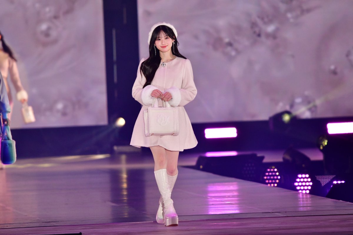 cinemalife_web's tweet photo. ˗ˏˋ Rakuten GirlsAward 2026 A/W ˎˊ˗
✨乃木坂46 川﨑桜、ピンクのファーコート姿で可憐な冬コーデ

▼ほかの写真・記事はこちら
https://t.co/C1n754oqem

#川﨑桜 #乃木坂46
#ガルアワ2026AW https://t.co/guYyGXC2n3
