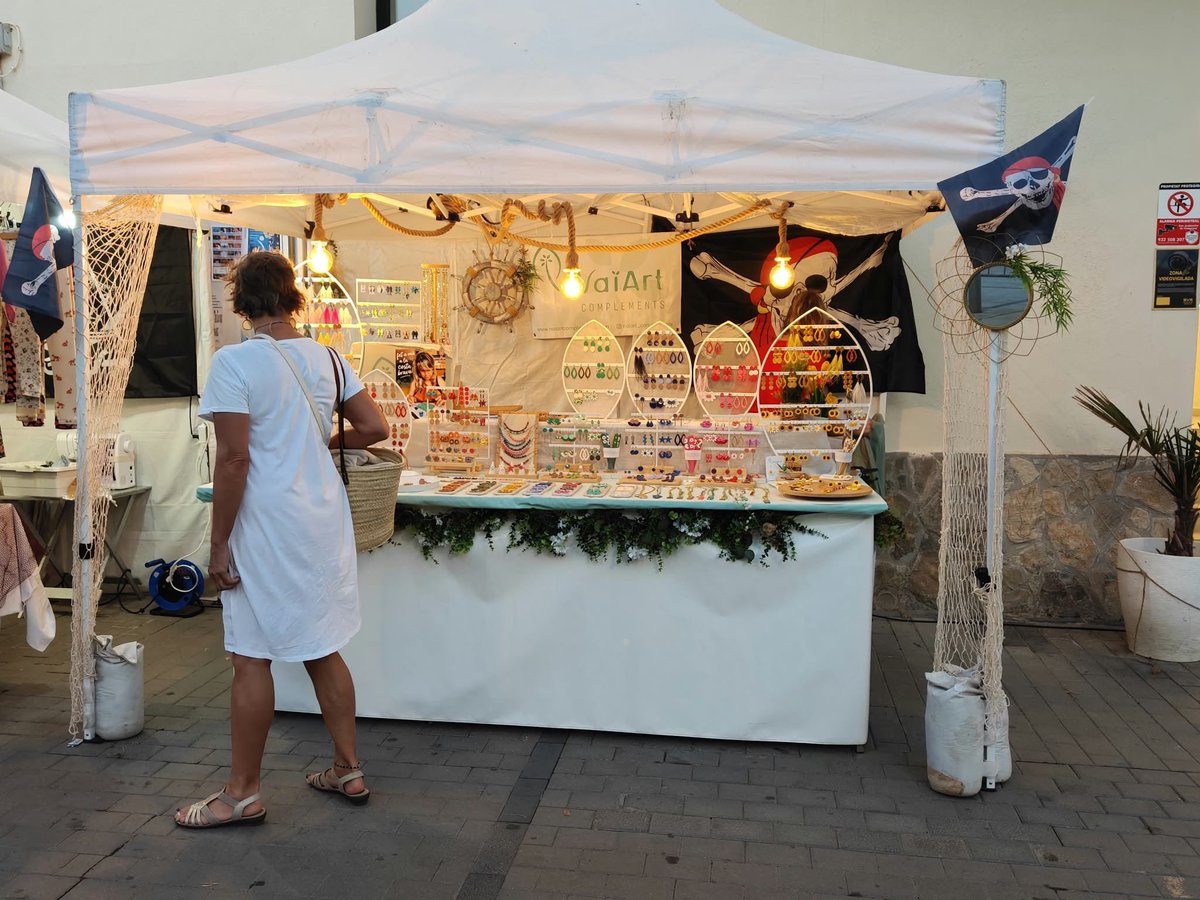 VisitEstartit's tweet photo. Tot el cap de setmana tenim el mercat de productes artesans i d'alimentació a la Fira de Pirates i Corsaris de l'Estartit
#piratesrstartit26 #visitestartit https://t.co/R1O3YANP8j