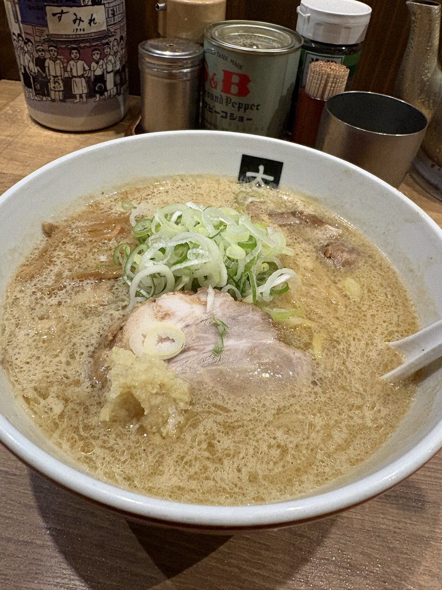 ziromati's tweet photo. 大島
味噌らーめん　白髪ネギ　小ライス
濃厚な味噌ラーメン。肝なのが濃厚だが飲みやすいという点は備えていることと比較的旨みがあること
個人的札幌ラーメンのイメージはスープの旨みが薄めながら味噌の濃厚さ炒めた香りを楽しむものとおもっていたが、それを変えてくれたラーメンうまい！ https://t.co/45IrGa9Esp
