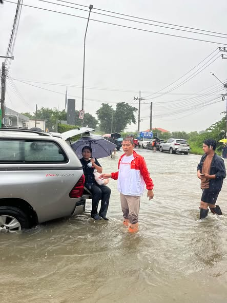 trendforMFP's tweet photo. เมื่อคืนลาดกระบังน้ำท่วมหนัก แต่ สส.ลึก ชุมพล หลักคำ ยังลงพื้นที่ทำงานต่อทั้งคืน แล้วโพสต์ไว้เลยว่า ใครต้องการเดินทางไปศูนย์พักพิงให้ติดต่อมา จะช่วยประสานให้
#ชุมพลหลักคำ #สสลึก #ลาดกระบัง #น้ำท่วมกรุงเทพ #น้ําท่วม

เอาจริงเวลาวิกฤต คนไม่ได้ต้องการเห็น สส.แค่ออกมาบอกว่า “เป็นกำลังใจให้นะครับ” อะ เขาต้องการคนที่โทรหาได้ ประสานรถได้ บอกได้ว่าต้องไปไหน แล้วช่วยพาคนที่ออกจากพื้นที่เองไม่ได้ไปถึงที่ปลอดภัย

งานบางอย่าง สส.อาจไม่ได้มีอำนาจสั่งการแทน กทม.หรือหน่วยงานรัฐ แต่สิ่งที่ทำได้ทันทีคือเป็นอีกมือที่ช่วยเชื่อมคนเดือดร้อนกับความช่วยเหลือ

คืนแบบนี้แหละที่เห็นชัดว่า “ผู้แทนในพื้นที่” มีไว้ทำอะไร