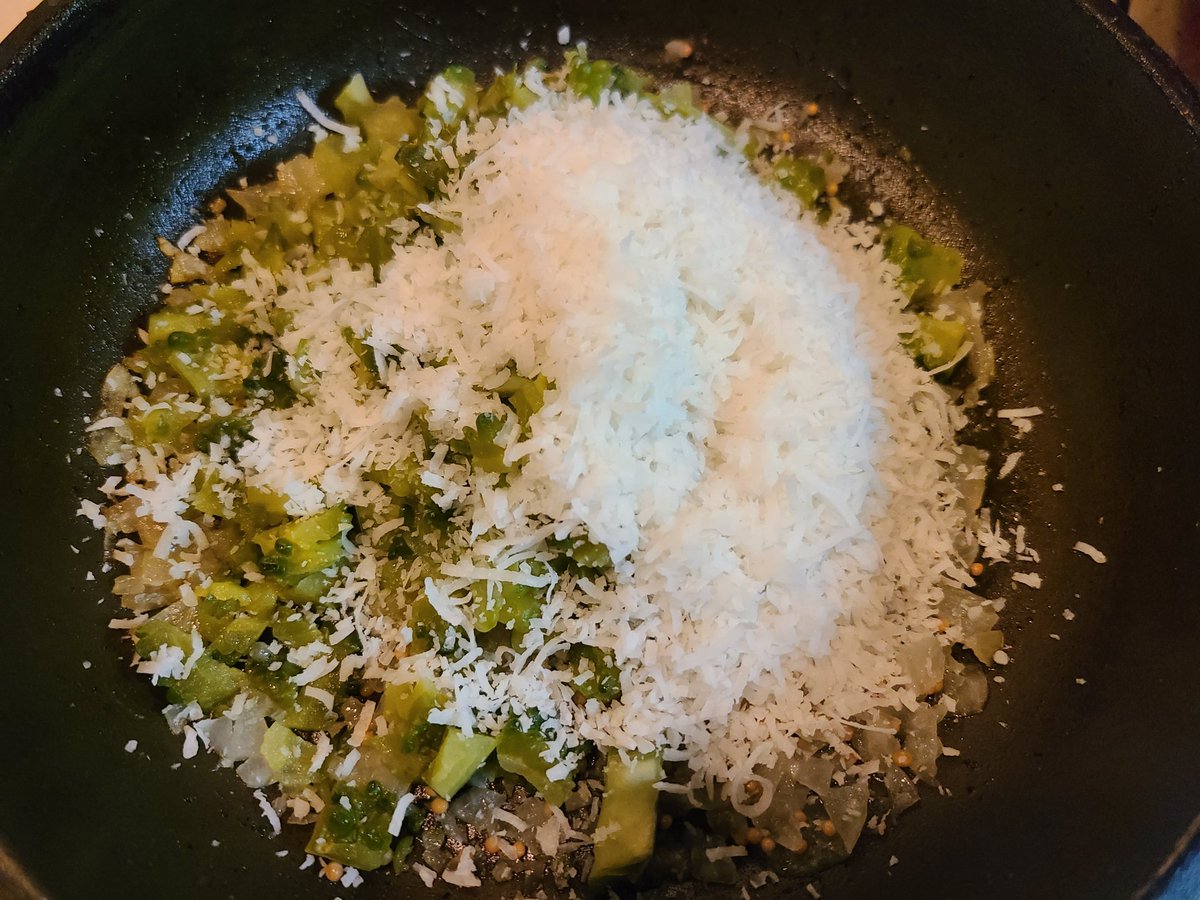 shirastopia's tweet photo. トーレンというゴーヤのココナッツ炒め蒸しを作ってみました。ゴーヤの苦味とココナッツの甘さが妙にクセになる味で好きかも👌 https://t.co/2fAJ9QyJ36