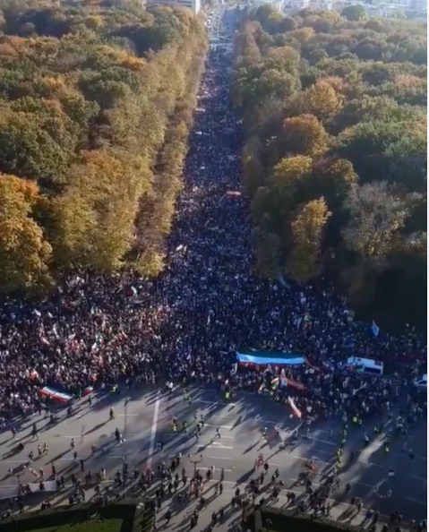 JaneVatan's tweet photo. واقعیت ماجرا اینه که بعد از تظاهرات برلین، رژیم به شدت ترسید و رضاپهلوی رو انداخت به جون مردم.
قبلش کسی یونجه هم بار این یارو نمیکرد.
کسی که اینو نمیفهمه یا مغزش با جلبک پیوند زدند یا نونش تو روغنه سپاهه. https://t.co/joOXdIabi8