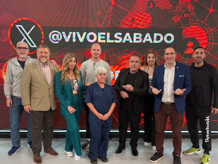 Vivoelsabado's tweet photo. El equipo preparado para este sábado recargado de información y con muchas ganas de compartirlo con vos 
Hacemos compañía hasta las 13  @edubattaglia  @mechi_mora @A24COM https://t.co/eevgt97G7Y