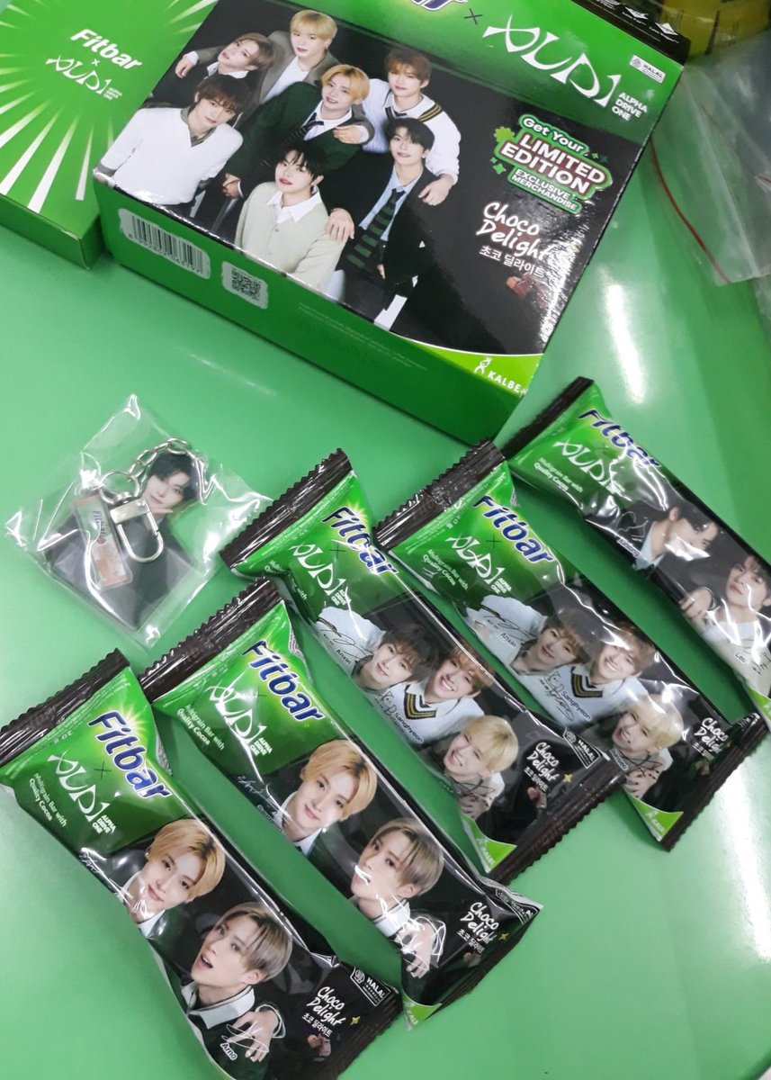 19wons's tweet photo. ald1 x fitbar preview!! unit sangwon arno, anxin junseo sanghyeon, leo xinlong theres box for group and get keyring and photocard a / b ver if buy one box.. so pretty 😭💚 https://t.co/DljYaQ1wsq